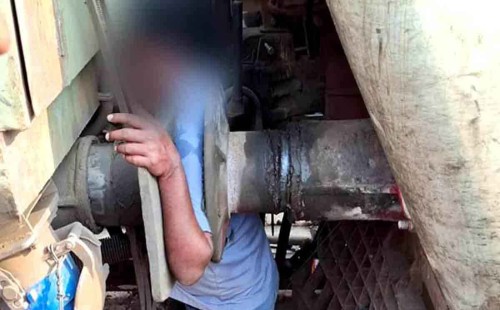 ইঞ্জিন এবং বগির মাঝে আটকে রেলকর্মীর মৃত্যু 