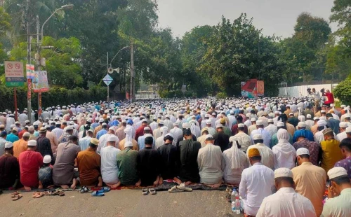 কাকরাইলে জুমার নামাজ আদায় করলেন সাদপন্থিরা 