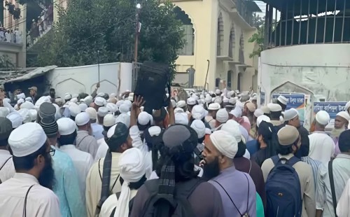 সাদপন্থিদের কাছে মসজিদ বুঝিয়ে দিয়েছেন জুবায়েরপন্থিরা 