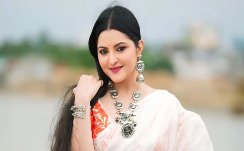 হাত ধরা ব্যক্তির পরিচয় দিলেন পরী 