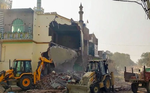 ভারতে ভাঙা হলো প্রায় ২০০ বছরের পুরোনো মসজিদের একাংশ 