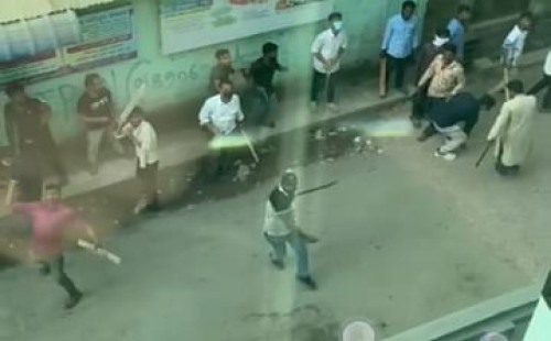 শহীদ মিনারে স্লোগানকে কেন্দ্র করে বিএনপির দুই পক্ষের সংঘর্ষ 