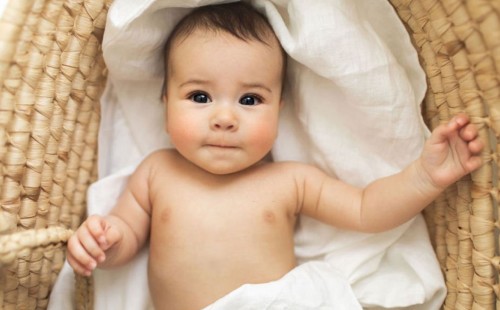 নবজাতকের কানে আজান-ইকামত দেবেন যেভাবে 