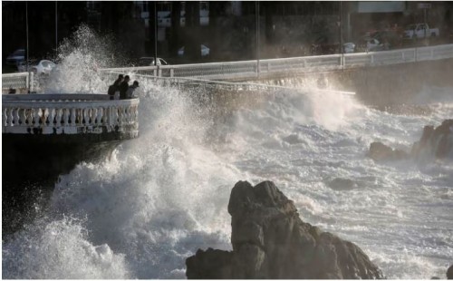 পেরু উপকূলে বিশালাকৃতির ঢেউ 