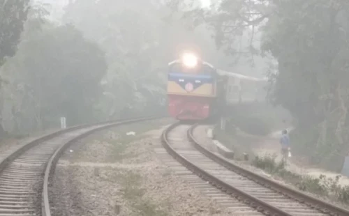 ঘন কুয়াশায় দুর্ঘটনা এড়াতে রেলওয়ে কর্তৃপক্ষের নির্দেশনা 