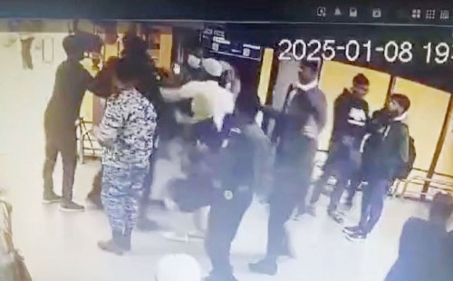 শাহজালালে ট্রলি সরানো নিয়ে কথা কাটাকাটি, যাত্রীকে মারধর 