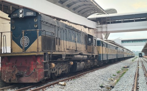 ট্রেন চলাচল বন্ধ, যাত্রীর চাপে কক্সবাজারে বেড়েছে বাসের সংখ্যা 