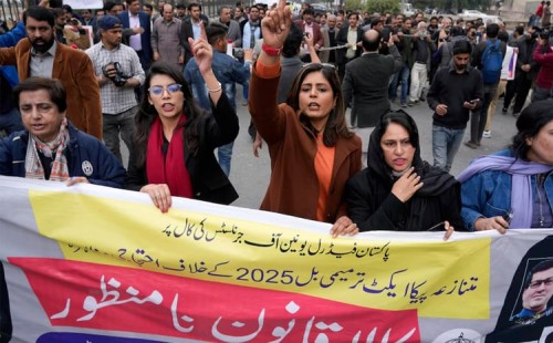 পাকিস্তানে সাংবাদিক বিক্ষোভ 