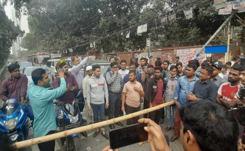 বাঁশ দিয়ে রাস্তা আটকে দিলেন শিক্ষার্থীরা 