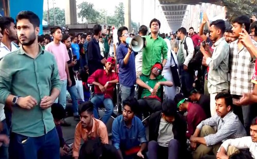 তিতুমীর শিক্ষার্থীদের অবরোধ, জলকামান নিয়ে এগিয়ে আসলো পুলিশ 