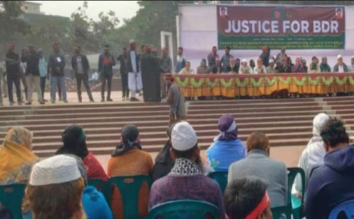 শহীদ মিনারে ৬ দাবি নিয়ে চাকরিচ্যুত বিডিআর সদস্যরা 