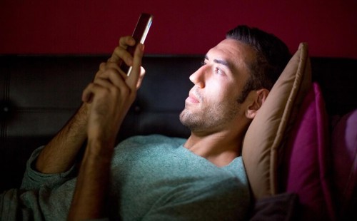 গভীর রাত পর্যন্ত ফোন ব্যবহার করেন? জেনে নিন কী কী ক্ষতি হতে পারে 