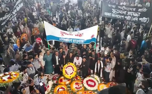 স্মৃতির মিনারে শ্রদ্ধার ফুল দিতে শহীদ মিনারে জনতার ঢল 