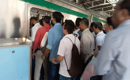 মেট্রোরেলে উপচে পড়া ভিড় 