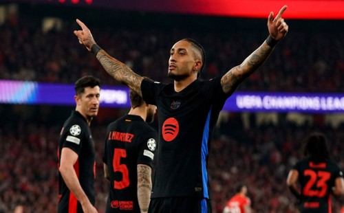 ১০ জনের দল নিয়েও বেনফিকার বিপক্ষে জয় পেল বার্সেলোনা 