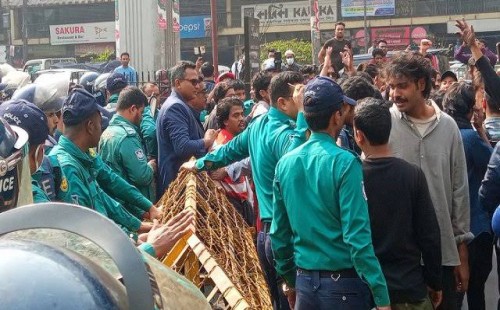 প্রধান উপদেষ্টার বাসভবন অভিমুখে গণপদযাত্রায় পুলিশের বাধা 