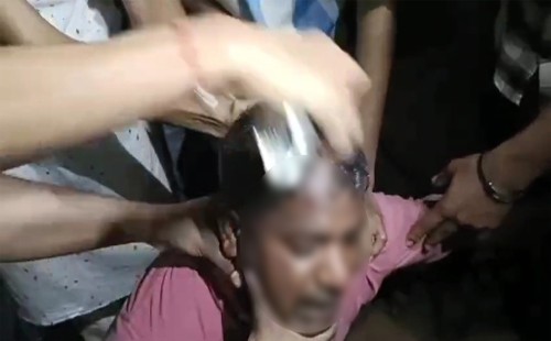 নারীদের দিকে বাজে নজর দেওয়ায় অটোচালকের মাথা ন্যাড়া 