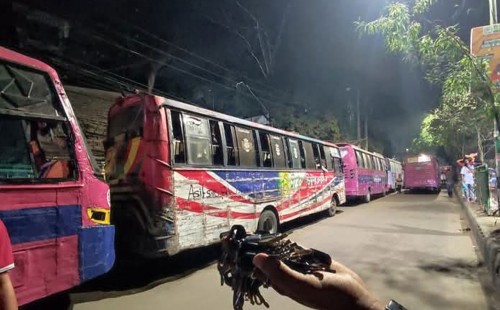 জবি ছাত্রীকে হেনস্তার অভিযোগ, ভিক্টর পরিবহনের ১০ বাস আটক 