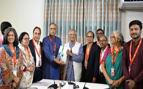 প্রধান উপদেষ্টার কাছে গণমাধ্যম সংস্কার কমিশনের প্রতিবেদন হস্তান্তর 