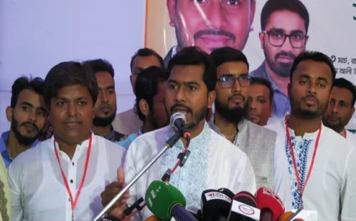 সেনাবাহিনীকে বিতর্কিত করা যাবে না: নুর 