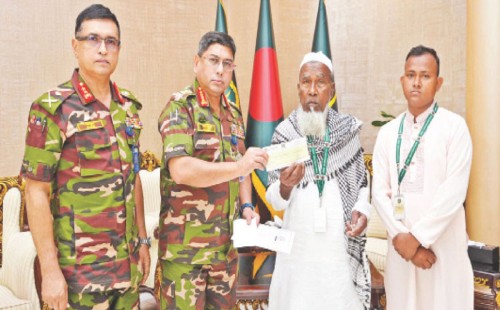 সেনাপ্রধানের আর্থিক সহায়তা পেলেন শহীদ আবু সাঈদের বাবা 