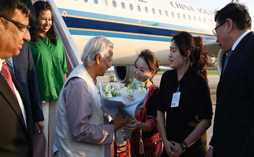 চীনে পৌঁছেছেন প্রধান উপদেষ্টা 