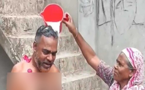 জামিনে মুক্তি পেয়ে দুধ দিয়ে গোসল করলেন ছাত্রলীগ নেতা 