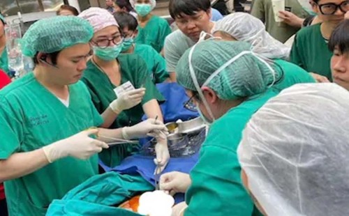 রাস্তাতে স্ট্রেচারে সন্তানের জন্ম 