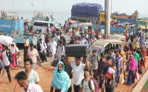 দৌলতদিয়া ফেরি ঘাটে মানুষের ঢল, নেই কোনো ভোগান্তি 