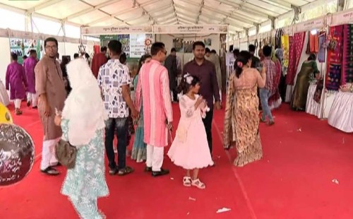 ঈদ আনন্দমেলার শেষ দিনে মানুষের ঢল, সময় বাড়ানোর দাবি 