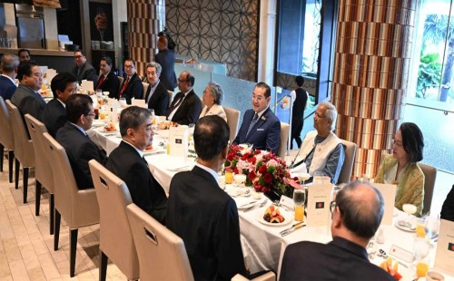 থাই বিশিষ্টজনদের সঙ্গে নাস্তার ফাঁকে বৈঠক সারলেন প্রধান উপদেষ্টা 