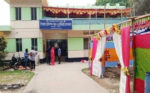 সরকারি অফিসে চলছে বিয়ের জমকালো অনুষ্ঠান! 