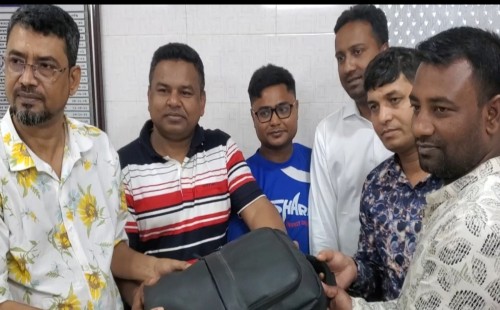 ১৮ ভরি স্বর্ণসহ নগদ টাকা ফিরিয়ে দিলেন সিএনজি চালক খায়রুল 