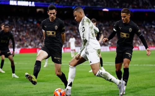 ভ্যালেন্সিয়ার কাছে হেরে শিরোপা দৌড়ে পিছিয়ে গেল রিয়াল মাদ্রিদ 