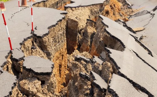 এক ঘণ্টার ব্যবধানে তিন দেশে ৪ ভূমিকম্প 