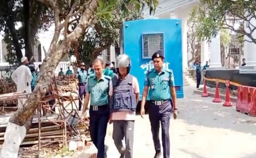 আশুলিয়ায় হত্যা ও মরদেহ পুড়িয়ে দেয়ার মামলায় ট্রাইব্যুনালে পুলিশের ৩ কর্মকর্তা 