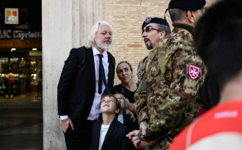 পোপের শেষকৃত্যে আসাঞ্জ 