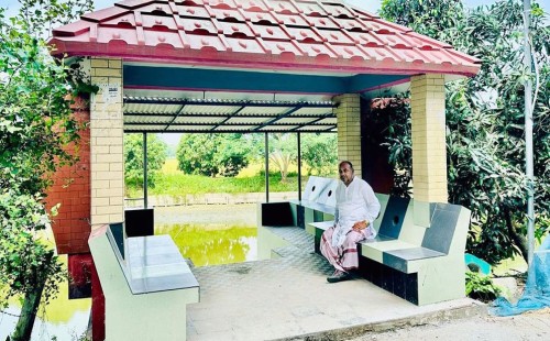 আওয়ামী লীগ ছাড়ার ঘোষণা দিয়ে নিজ হাতে নৌকা ভাস্কর্য ভাঙলেন গোপালগঞ্জের আবু ছাইদ 