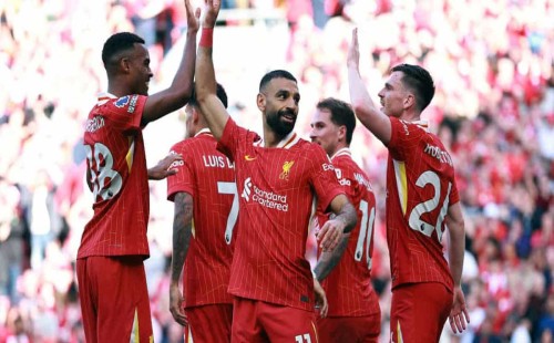 টটেনহ্যামকে গোলবন্যায় ভাসিয়ে লিভারপুলের শিরোপা উৎসব 