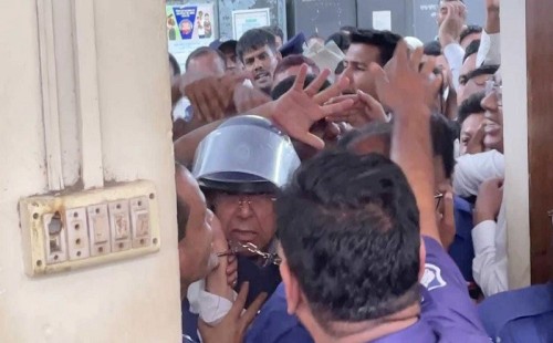 আদালত চত্বরে আনিসুল হককে মারধর 