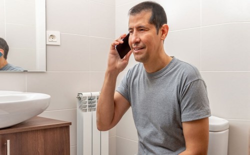 ১০ মিনিটের বেশি টয়লেটে থাকলে হতে পারে যে বড় রোগ 