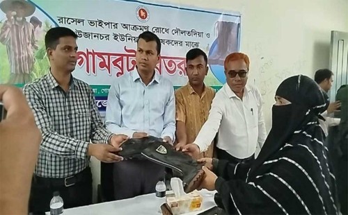 রাজবাড়ীতে রাসেল ভাইপার আতঙ্কে কৃষকদের মাঝে গামবুট বিতরণ 