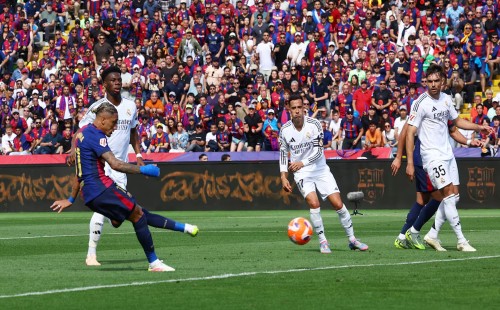 ৭ গোলের থ্রিলারে বার্সার শ্বাসরুদ্ধকর জয় 