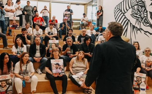 জিম্মি পরিবারদের সঙ্গে উইটকফের সাক্ষাৎ 