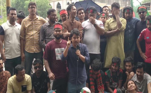 কাকরাইল মোড়ে গণঅনশনে জবি শিক্ষার্থীরা 