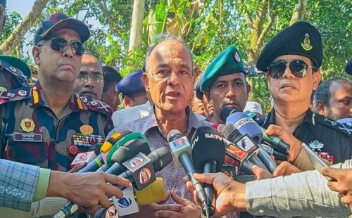 অবৈধ ভারতীয়দের ‘পুশব্যাক’ নয়, প্রক্রিয়ায় ফেরত পাঠানো হবে: স্বরাষ্ট্র উপদেষ্টা 