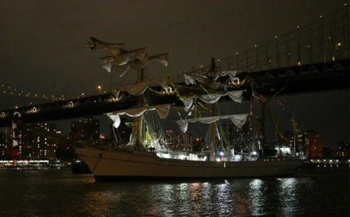 ব্রুকলিন ব্রিজে মেক্সিকান জাহাজের ধাক্কা 