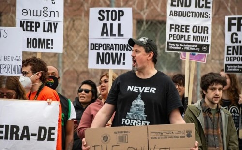 ‘স্বেচ্ছায় নির্বাসিত’দের যুক্তরাষ্ট্র ত্যাগ 