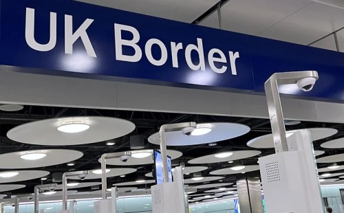 যুক্তরাজ্যে অর্ধেকে নেমেছে অভিবাসন 