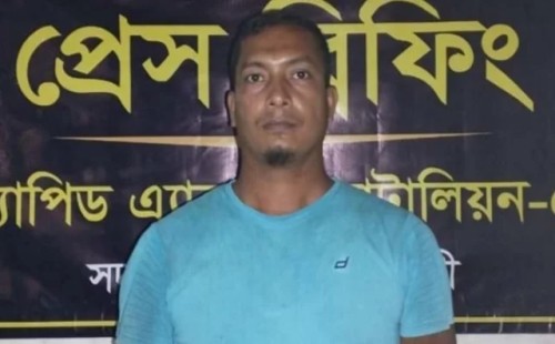 পুলিশের প্রাইভেটকার থামিয়ে মোবাইল ও টাকা ছিনতাই, যুবক গ্রেপ্তার 